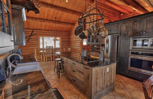 Breckenridge House | Black Bear Lodge, Beautiful 3BR Cabin with Private Hot Tub