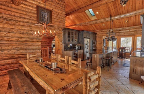 Breckenridge House | Black Bear Lodge, Beautiful 3BR Cabin with Private Hot Tub