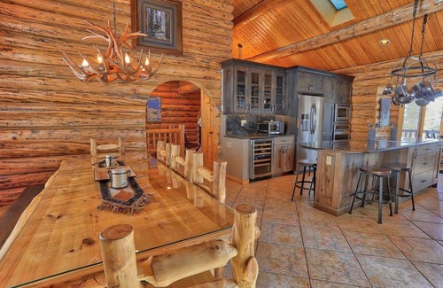 Breckenridge House | Black Bear Lodge, Beautiful 3BR Cabin with Private Hot Tub