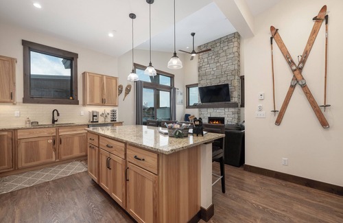 Fraser Condo | Brand New Condo Near Winter Park - Free Shuttle To Ski Resort- Private Hot Tub