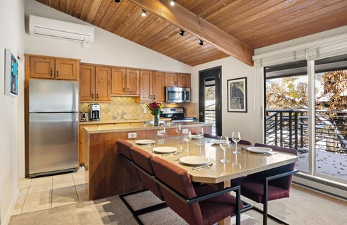 Aspen Condo | Bright Condo, Views of Aspen Mtn., Gas fireplace, Granite, AC, 3 blks to gondola