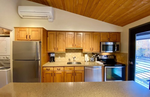 Aspen Condo | Bright Condo, Views of Aspen Mtn., Gas fireplace, Granite, AC, 3 blks to gondola