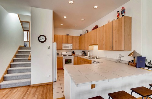 Vail Condo | Bright Spacious MultiLevel Villa w Views, SAV4B