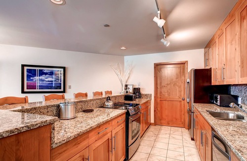 Vail House | Bright Stay with Majestic Mountain Views