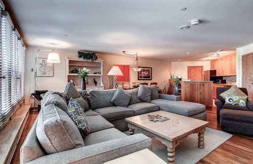 Vail House | Bright Stay with Majestic Mountain Views