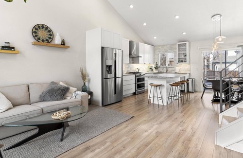 South Westminster House | ☀️Bright Upscale Mid-Mod Home☀️Hot Tub + Firepit