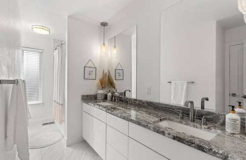 South Westminster House | ☀️Bright Upscale Mid-Mod Home☀️Hot Tub + Firepit