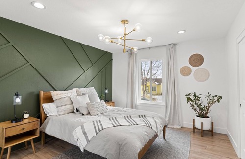 South Westminster House | ☀️Bright Upscale Mid-Mod Home☀️Hot Tub + Firepit