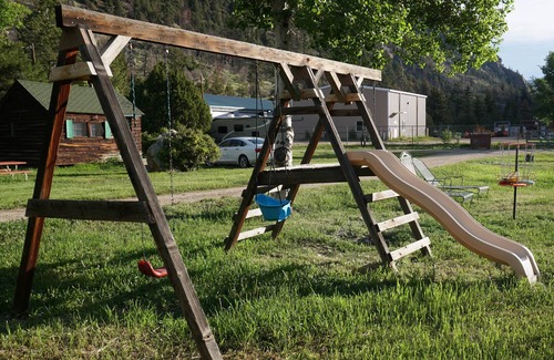 Bellvue Cabin | Cabin 8 at Sportsman’s Lodge