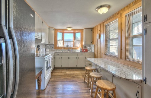 Estes Park Cabin | Cabin in Popular High Drive Area with RMNP Right Next Door
