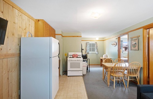 South Fork Cabin | Cabin with WiFi, home comforts, & shared grill - dogs welcome