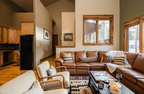 Peak 8 House | Camber by AvantStay | Cozy, Chic Cabin w/Hot Tub