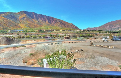 Glenwood Springs Apartment | Caverns Village Condo #309, Steps from Iron Mt. Hot Spgs, Near Gondola & Downtwn