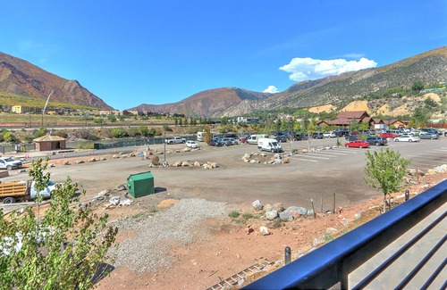 Glenwood Springs Apartment | Caverns Village Condo #309, Steps from Iron Mt. Hot Spgs, Near Gondola & Downtwn