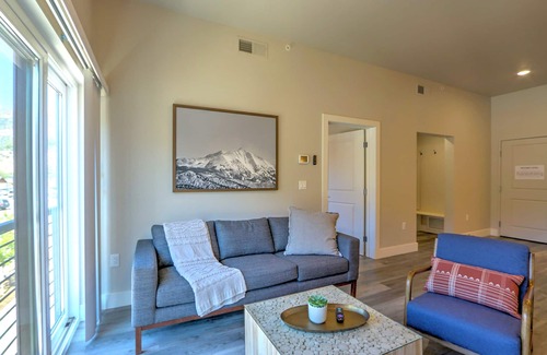 Glenwood Springs Apartment | Caverns Village Condo #209, Steps from Iron Mt. Hot Spgs, Near Gondola & Downtwn