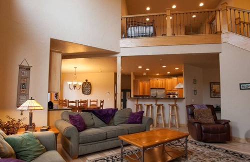 Keystone House | Center of town, near lake, amazing clubhouse