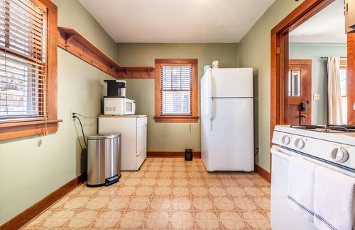 Central Colorado Springs Cottage | CH Wahsatch Cottage - 1BD in Colorado Springs