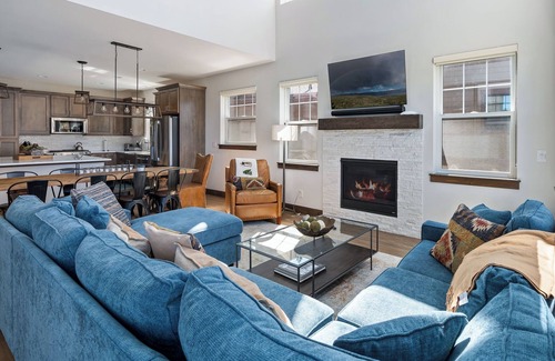 Rendezvous House | Chalet w/hot tub & wraparound decks