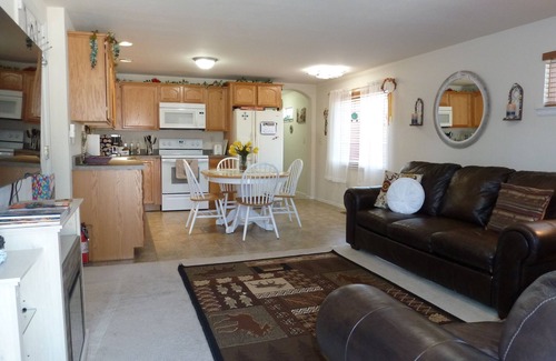 Village Seven Cottage | Charming 1-bedroom guest house in fabulous Colorado Springs with AC, WiFi, W/D