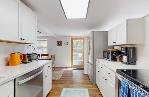 Glenwood Springs House | Charming mountain home with large yard, stunning views, and dog-friendly