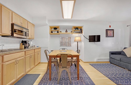 Four O'Clock Condo | Charming One-Bedroom. Walk to Town, Near Hiking/Biking l wp33b