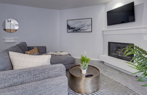 Greenwood Village Condo | Chic 2 Bdrm Condo Combo w/ Community Pool & Gym!
