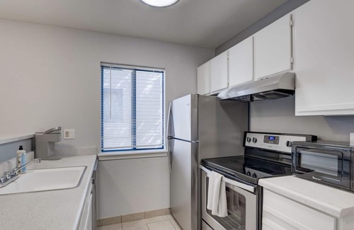 Greenwood Village Condo | Chic 2 Bdrm Condo Combo w/ Community Pool & Gym!
