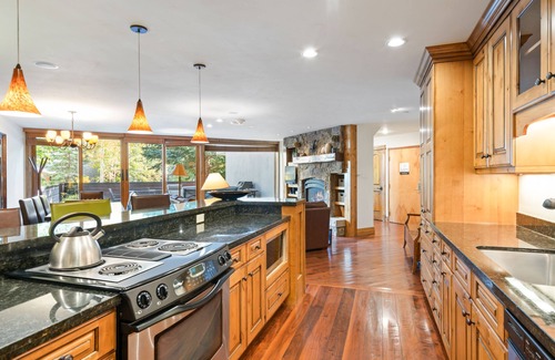 Vail House | Chic Condominium with Gourmet Kitchen