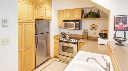 Telluride House | Cimarron Lodge 7 by AvantStay Ski-InSki-Out Property in Complex w Two Hot Tubs