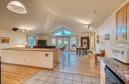 Whitepine Cabin | Close to Monarch and Salida with Mountain Views from the Hot Tub