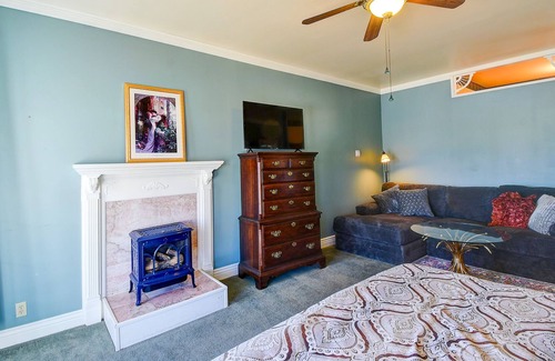 Leadville House | Cloud City Castle with Hot Tub (For Groups), pets ok