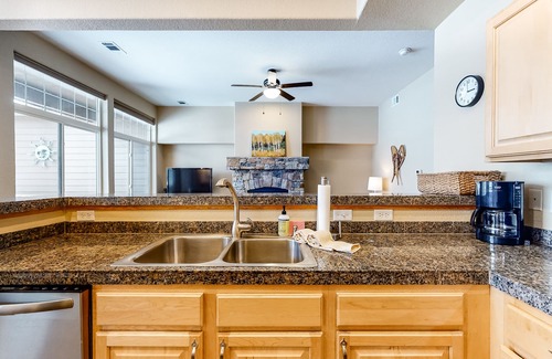Silverthorne House | Comfortable Lakefront Townhome with Private Hot Tub, Views - Close to Ski Areas