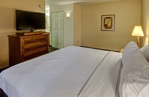 Glendale Condo | Condo ∙ 2 bedrooms ∙ 6 guests