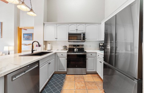 Mountain House Condo | Condo w/Spacious Balcony w/Mountain Views, Close to Lifts, Shops & Dining!