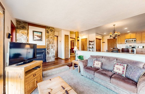 Silvercreek Condo | Condo with Fireplace & Outdoor Heated Pool