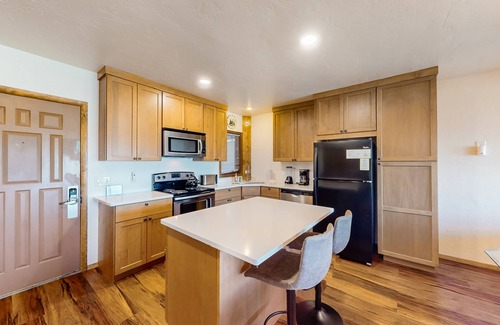Silvercreek Condo | Condo with Fireplace & Outdoor Heated Pool