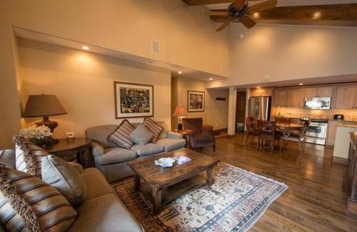 Vail Apartment | Condo with Onsite Pool & Hot Tub, Free WiFi & Garage Parking