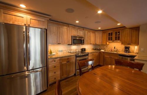 Vail Apartment | Condo with Onsite Pool & Hot Tub, Free WiFi & Garage Parking
