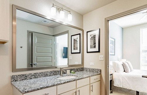Lincoln Park Apartment | Contemporary large 1BR, in unit Washer/Dryer, FREE parking with all amenities!
