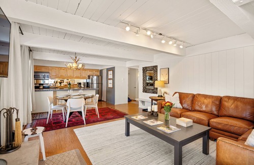 Aspen Condo | Corner unit, Views of Aspen Mtn, Bright, Heated Pool, Hot Tub, Walk to Gondola