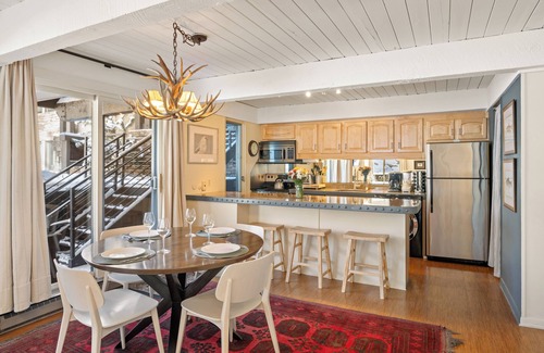 Aspen Condo | Corner unit, Views of Aspen Mtn, Bright, Heated Pool, Hot Tub, Walk to Gondola