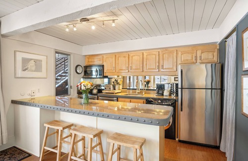 Aspen Condo | Corner unit, Views of Aspen Mtn, Bright, Heated Pool, Hot Tub, Walk to Gondola