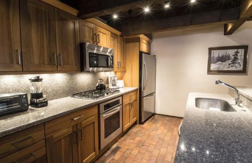 Aspen House | Cottonwoods Unit 1F, Stylish Condo with Excellent West End Location, Wood-Burning Fireplace