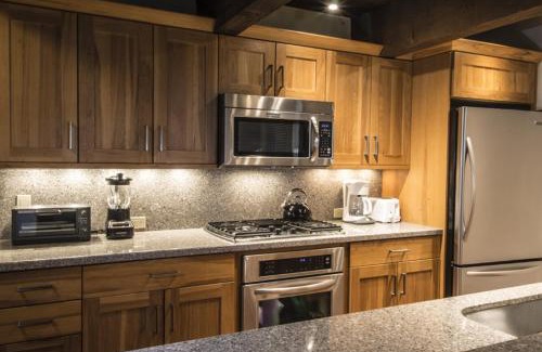 Aspen House | Cottonwoods Unit 1F, Stylish Condo with Excellent West End Location, Wood-Burning Fireplace