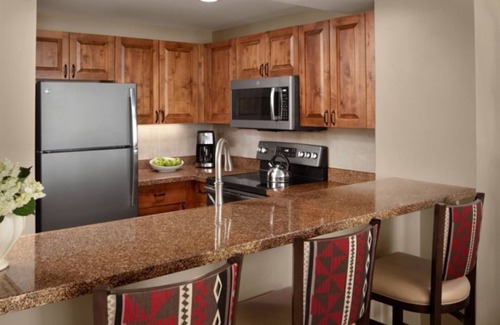 Highland Meadows Condo | Cozy 2 Bed/2 Bath w/Sleeper Sofa, sleeps 8, Hot Tub and Free Shuttle to Slopes!
