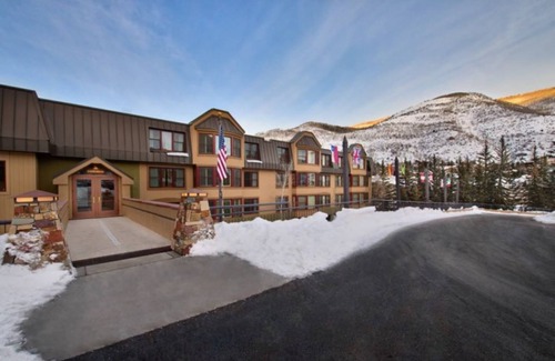 Highland Meadows Condo | Cozy 2 Bed/2 Bath w/Sleeper Sofa, sleeps 8, Hot Tub and Free Shuttle to Slopes!
