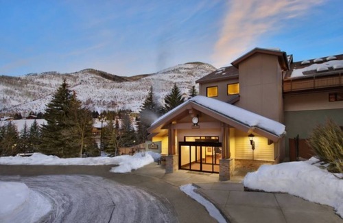 Highland Meadows Condo | Cozy 2 Bed/2 Bath w/Sleeper Sofa, sleeps 8, Hot Tub and Free Shuttle to Slopes!