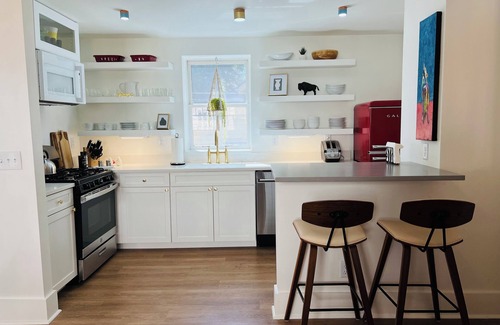 Downtown House | Cozy 2-bedroom bungalow in downtown Boulder with private parking,WiFi & AC