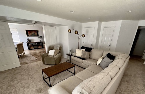 Mountain Shadows House | Cozy basement suite 5 min drive to Garden of the Gods