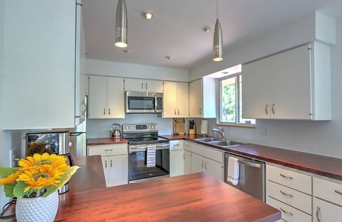 Glenwood Springs House | Cozy Mountain Home w/NEW Hot Tub, Firepit & Deck w/Views, 5 Mi. 2 Pools!